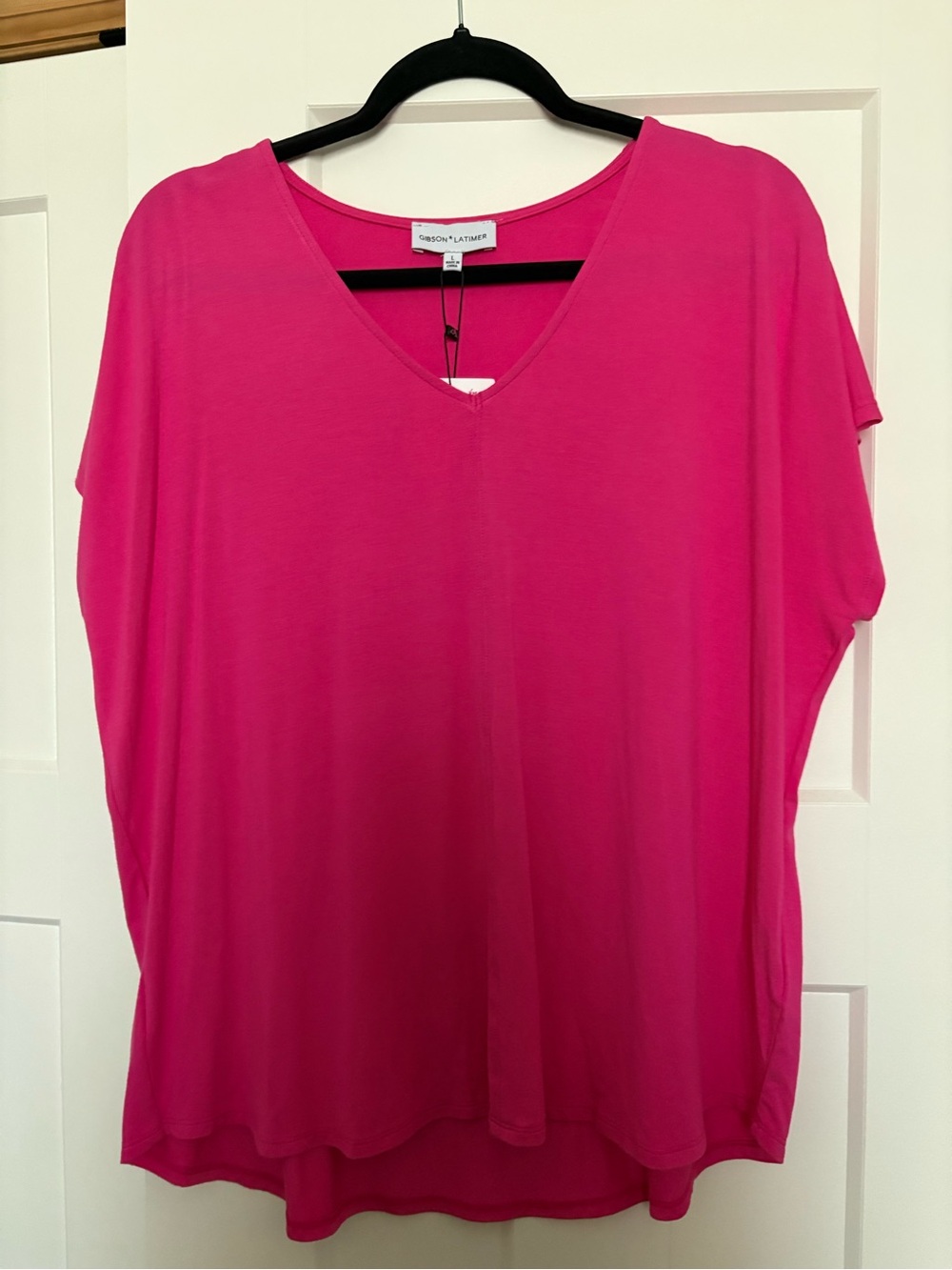 Gibson Latimer Bright Fuchsia V-Neck Short Sleeve Top Size Large